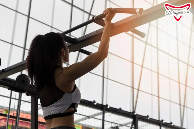 20+ Bài tập tăng vòng 1 cho nữ "SIÊU TỐC" không thể bỏ qua! 14 Hít xà đơn - Bài tập giúp tăng vòng 1 hiệu quả