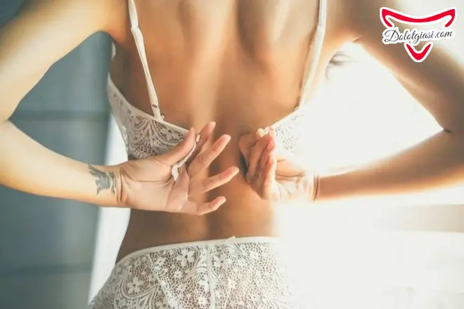 Thử áo bra bằng cách chọn nấc cài lỏng nhất là cách chọn áo bra đúng cách