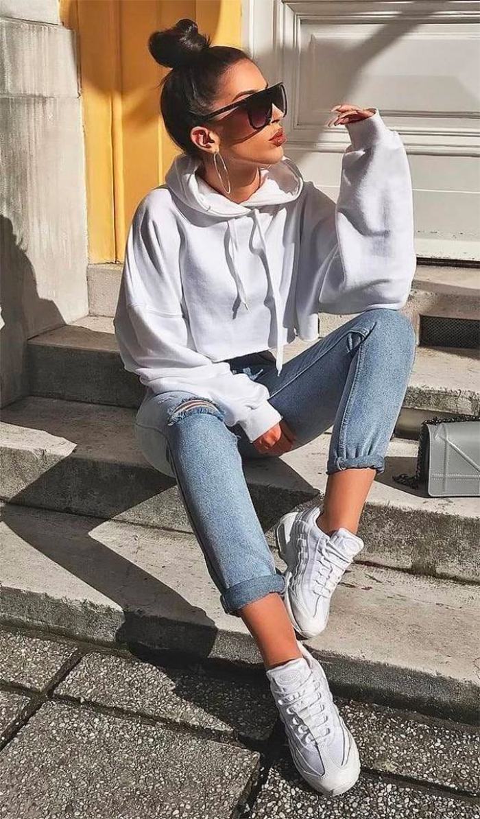 Ulzzang thường mix áo hoodie cùng với quần jeans